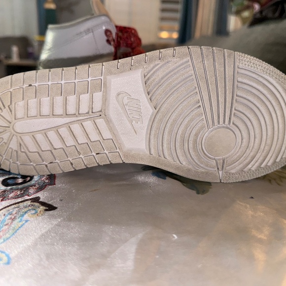 Air Jordan 1s white snakeskin with red Paisley pattern laces - Picture 4 of 8